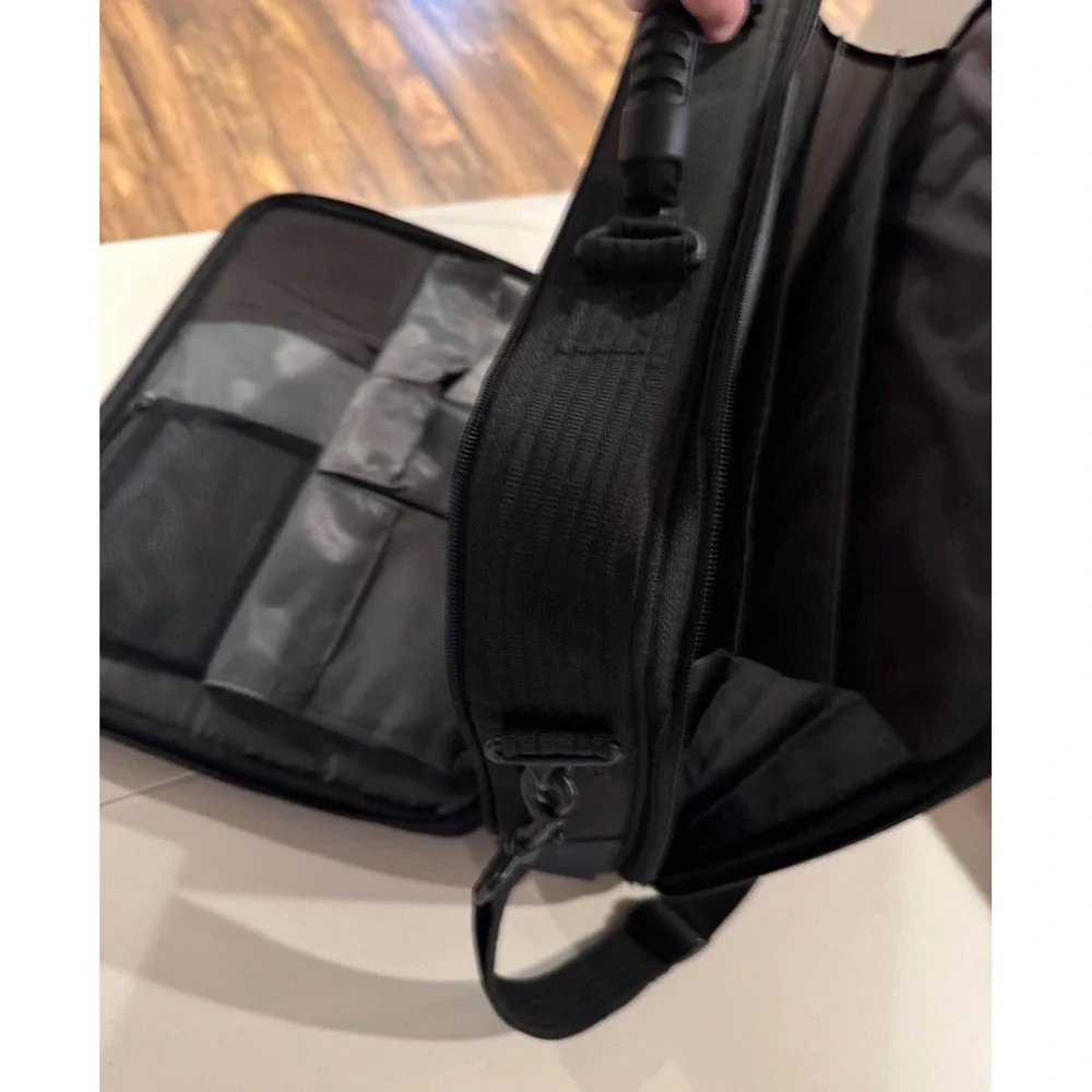 Targus brief case computer 19 x 13 1/2 x 5 1/4 w/ Strap pockets briefcase